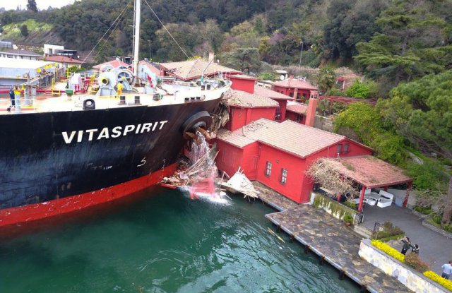 Товарен кораб разби старинна вила край Босфора (ВИДЕО)