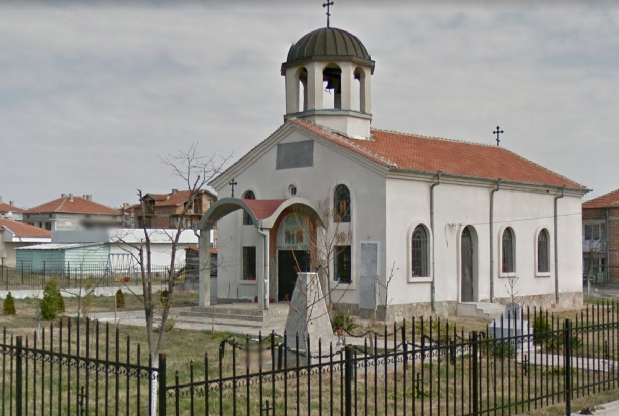 Църквата във Ветрен затворена в полунощ на Великден - граждани роптаят, попът отвръща (ВИДЕО)