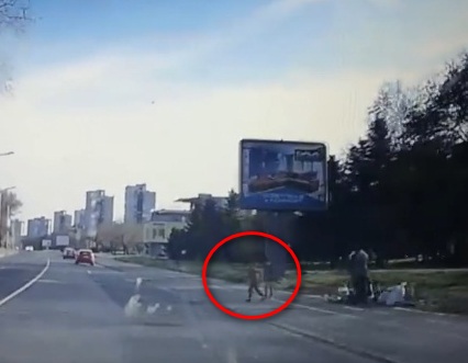 Шокиращо! Циганин кара децата си да скачат пред колите на булевард в Бургас (ВИДЕО)