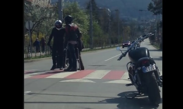 За пример! Мотористи спряха движението, за да помогнат на възрастен пешеходец