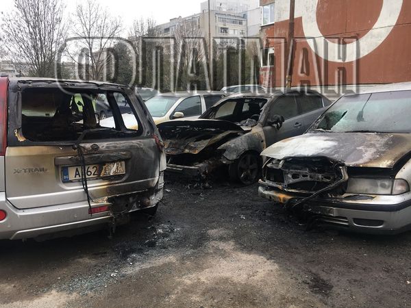 Огнен ад! Пламнаха четири автомобила на 34-годишен бургазлия (СНИМКА)