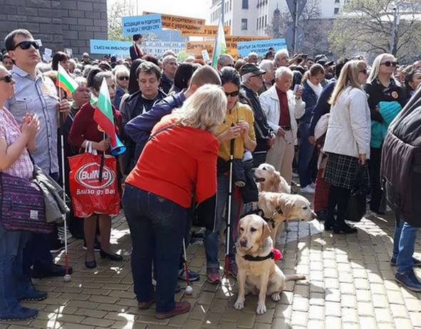 Протест пред властта: Припаднали хора и ехото „Гавра“, а социалният министър излезе през задния вход