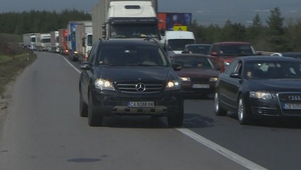 На магистрала „Тракия”: Тарикатите намериха цаката на задръстването, карат в аварийната лента