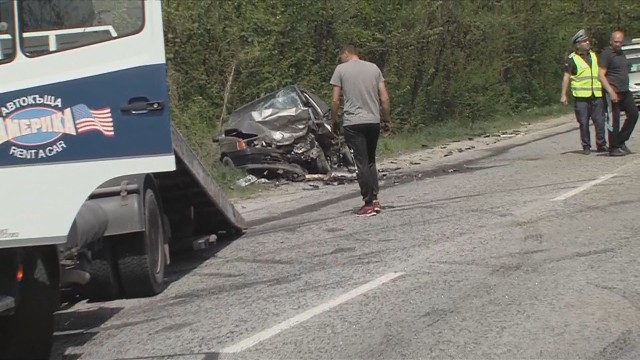 Няма ли край?! Катастрофа между трактор и три коли взе жертва