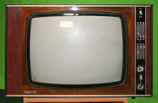 Спомени от соца: Когато цветен телевизор се купуваше с 4 заплати
