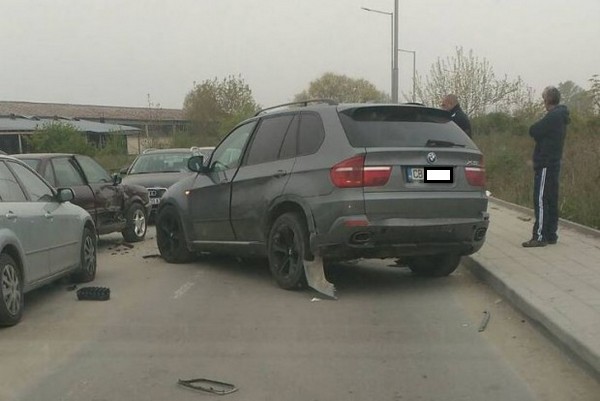 Пияна и дрогирана жена яхна БМВ Х5 и превърна 11 коли в смачкани тенекии по изгрев слънце (СНИМКА)