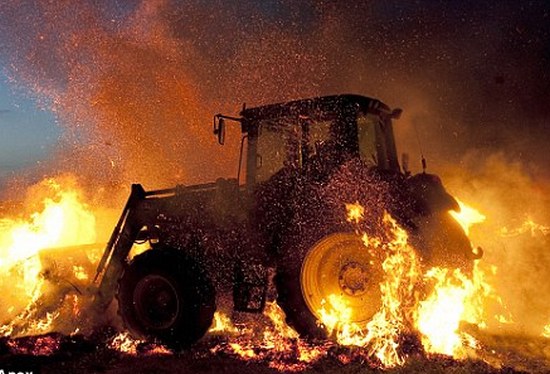 Само във Флагман.бг! Разследват палеж на скъпа техника в Карнобатско, подозират война в земеделския бизнес