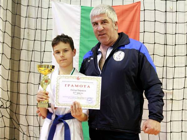 Успех за Приморско! Петър Бараков донесе сребърен медал от национален шампионат по карате