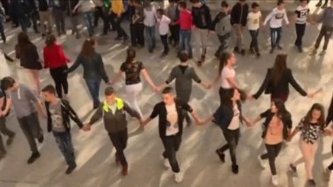Борят стреса и агресията в училище с народни танци (ВИДЕО)