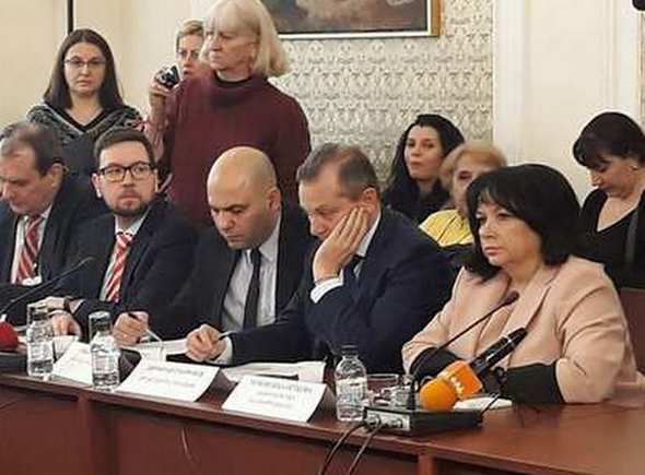 Дори министър Петкова "не вярва, че Гинка ще управлява технически ЧЕЗ"