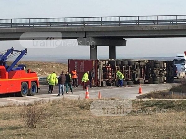 Тир се обърна на АМ "Тракия"! Двама души са в болница