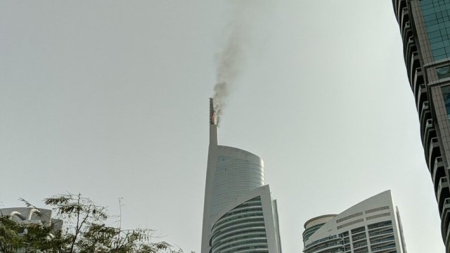 Пожар избухна в небостъргач в Дубай (ВИДЕО)