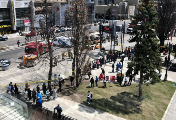 Ексклузивни КАДРИ от ареста на шофьора, който окървави Торонто, появиха се съобщения за първи жертви