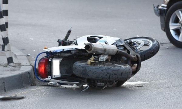 Зрелищна катастрофа: Моторист без книжка предизвика меле, 17-годишна бургазлийка изхвърча край пътя