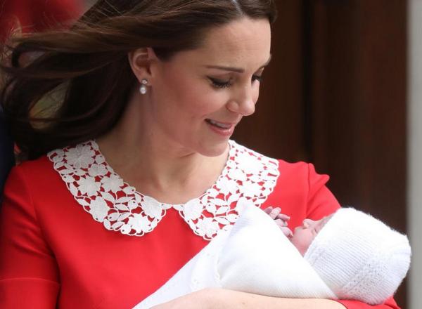 Като принцеса Даяна: Кейт избра червена рокля за изписването на бебето (СНИМКИ)