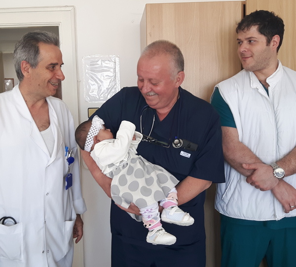 Лекари от УМБАЛ Бургас спасиха живота на 4-месечно бебе с уникална и сложна операция