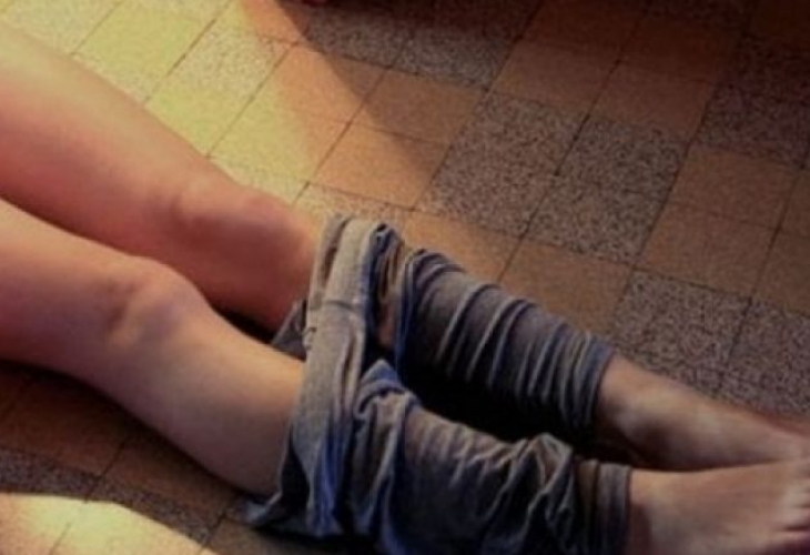 Полицаи спипаха шестокласничка с четирима голи младежи на таван посред нощ