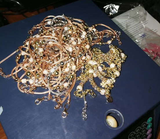 Над 2 кг златни накити в двойно дъно на чанта откриха бургаски митничари