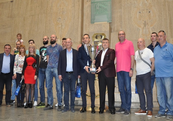 Кметът Димитър Николов вдигна купата и обяви: Бургас да бъде обявен за столицата на волейбола в България