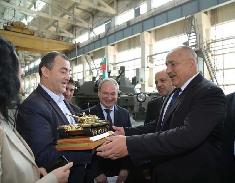 Борисов обеща да налее 1,2 млрд. във военните ни заводи за български БМП