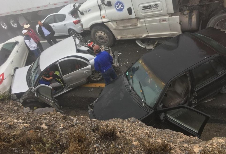 Чудовищна катастрофа в Мексико! 50 коли се помляха в мъглата