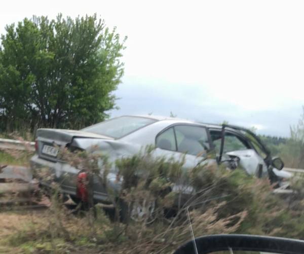 Ямболски шофьор заби колата си в мантинелата докато зяпаше друга катастрофа край Пода в Бургас (СНИМКИ)