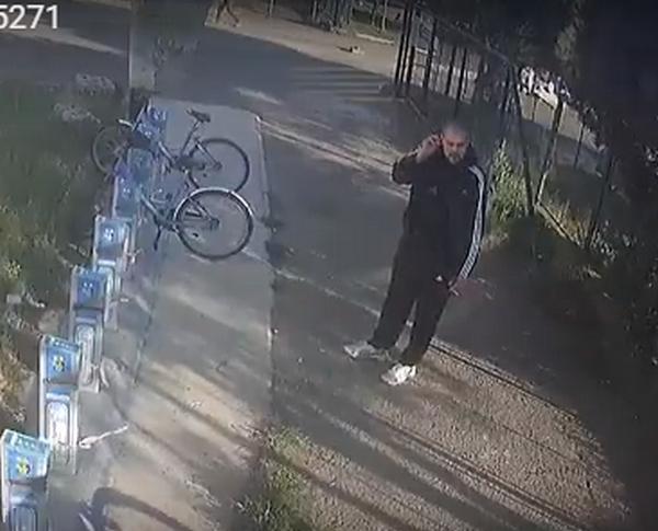 Извънредно! Мъж откри стрелба на велостоянка в Бургас, издирват го (ВИДЕО)