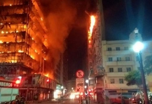Горящ небостъргач рухна в центъра на Сао Пауло, заклещени в капана хора крещят за помощ (СНИМКИ/ВИДЕО)