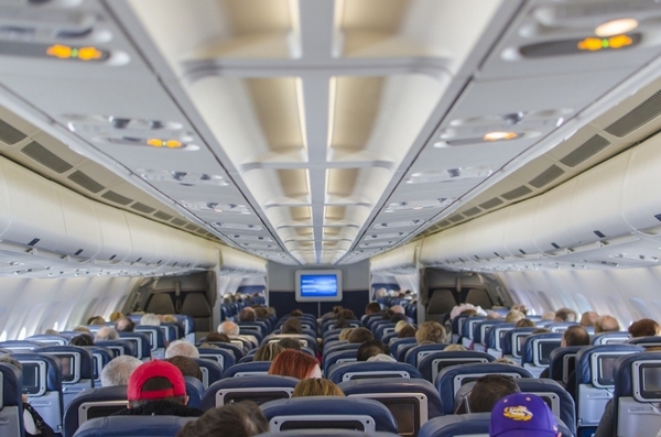 Пътник отвори аварийния люк на самолет, за да проветри салона