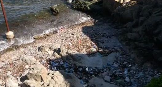 Плаж в Созопол тъне в боклуци