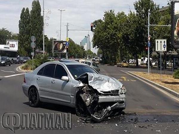 Екшън на пътя в Бургас! Шофьор раздава юмруци заради засечка