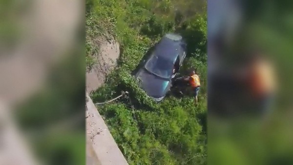 Бясно шофиране завърши със скок от мост в Янтрa