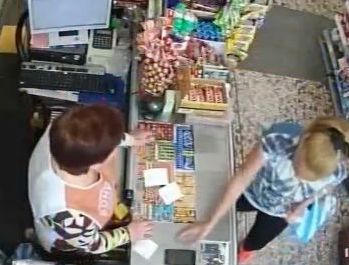 Крадла отмъкна телефон от магазин в Бургас (ВИДЕО)