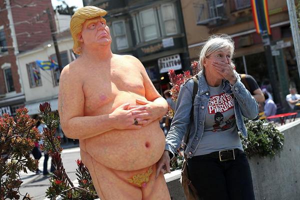 Знаменитост плати 28 000 долара за гола статуя на Доналд Тръмп