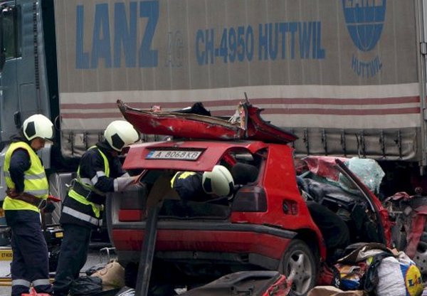 Извънредно! Жестока катастрофа на пътя Варна-Бургас, камион помете лек автомобил