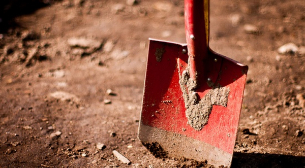 Зверско: Млад мъж счупи черепа на съседа си с лопата