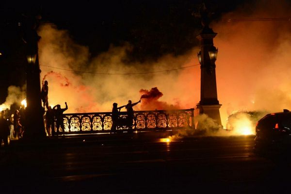Старт на празненствата: Фенове на ЦСКА "подпалиха" Орлов мост (ВИДЕО)