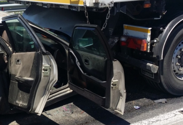 Жестоко меле: Камион и кола се блъснаха челно