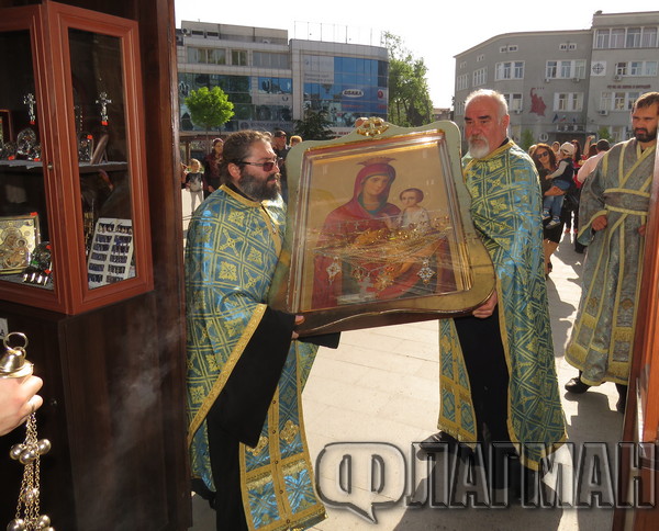 Чудотворната икона вече е в храма „Св. Св. Кирил и Методий“, докоснете се до нея, за да се избавите от проблемите си (СНИМКИ)