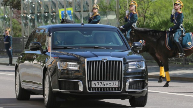 Путин слезе от Мерцедеса, качи се на "отечествена лимузина"