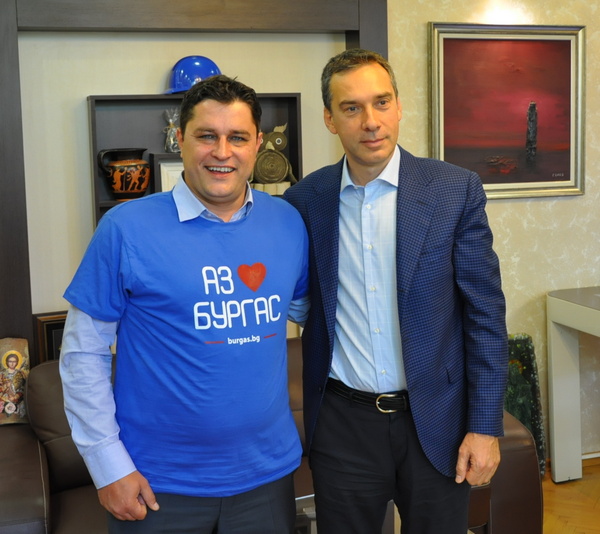 IT компания стъпи в града, босът й облече тениска "Аз обичам Бургас"