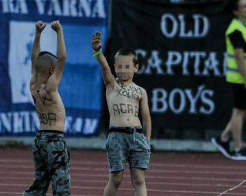 Глобяват родителите на момчетата с нацистки символи