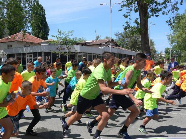 Масов крос за Деня на българския спорт в Приморско