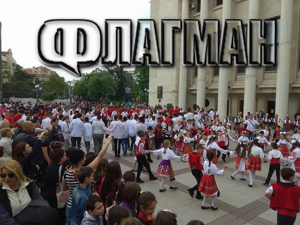 Уникално! Стотици бургаски ученици се хванаха на най-голямото хоро пред Общината (ВИДЕО)