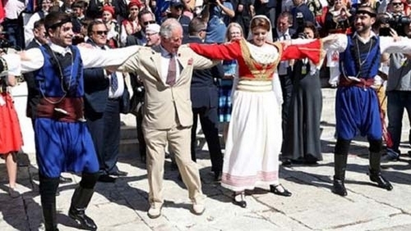 Принц Чарлз и Камила се хванаха на гръцко хоро на площада