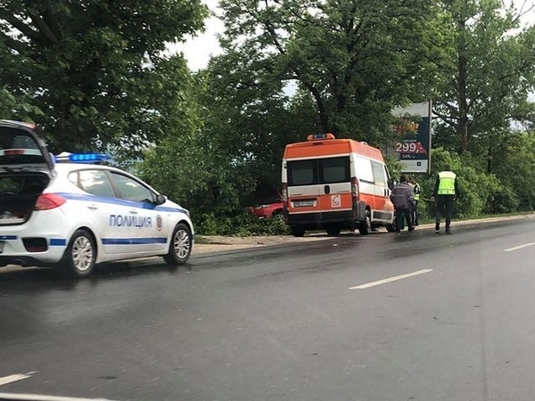 Кръв на пътя! Двама пострадаха при катастрофа с трактор заради циганин без книжка