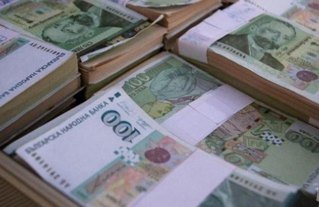 Скандал! Българска банка измъква 372 000 лева от сметката на голяма международна компания