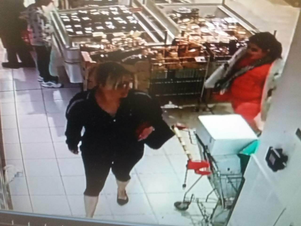 Познавате ли тази жена? Открадна дамска чанта и изтегли пари от дебитна карта в Бургас, полицията я издирва (СНИМКИ)