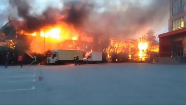 Пожар избухна в цех за разредители! Двама са пострадали