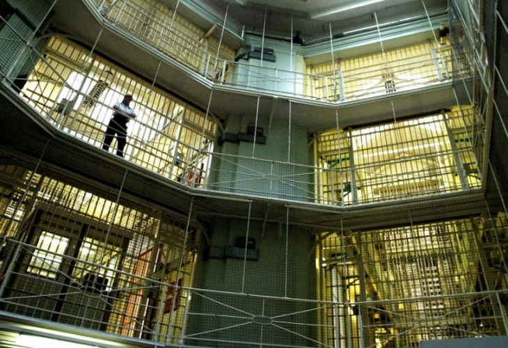 Затворник показа килията си на живо в мрежата и шокира всички с луксозния си начин на живот (СНИМКИ/ВИДЕО)